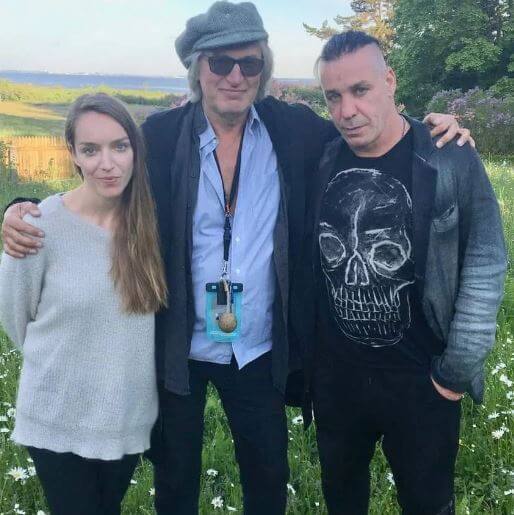 Nele Lindemann with her father Till Lindemann and a friend of her father.